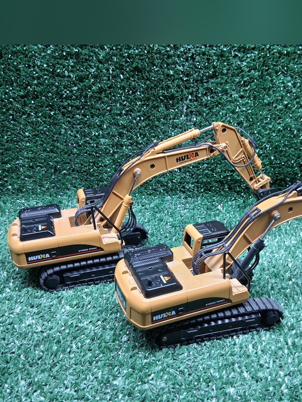Huina 1711 Static Excavator 1:50 Die Cast Industrial Rock Breaker & Excavator